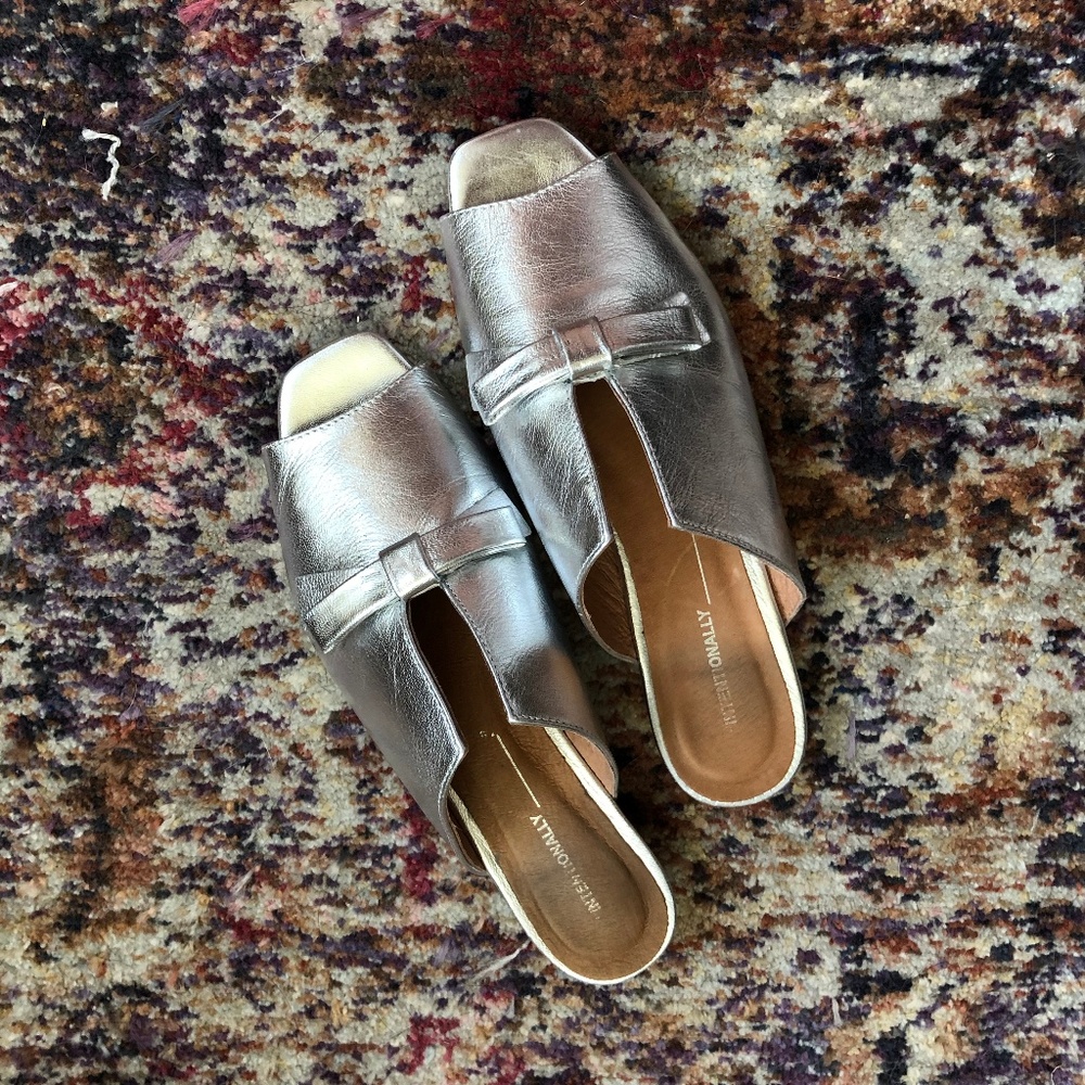 Intentionally Blank Leather Sandal - Picture 4 of 8